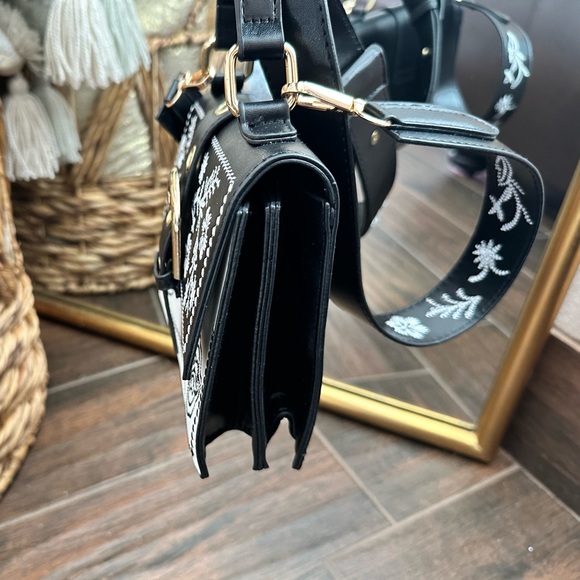 Gorgeous embroidered purse! - Picture 2 of 5